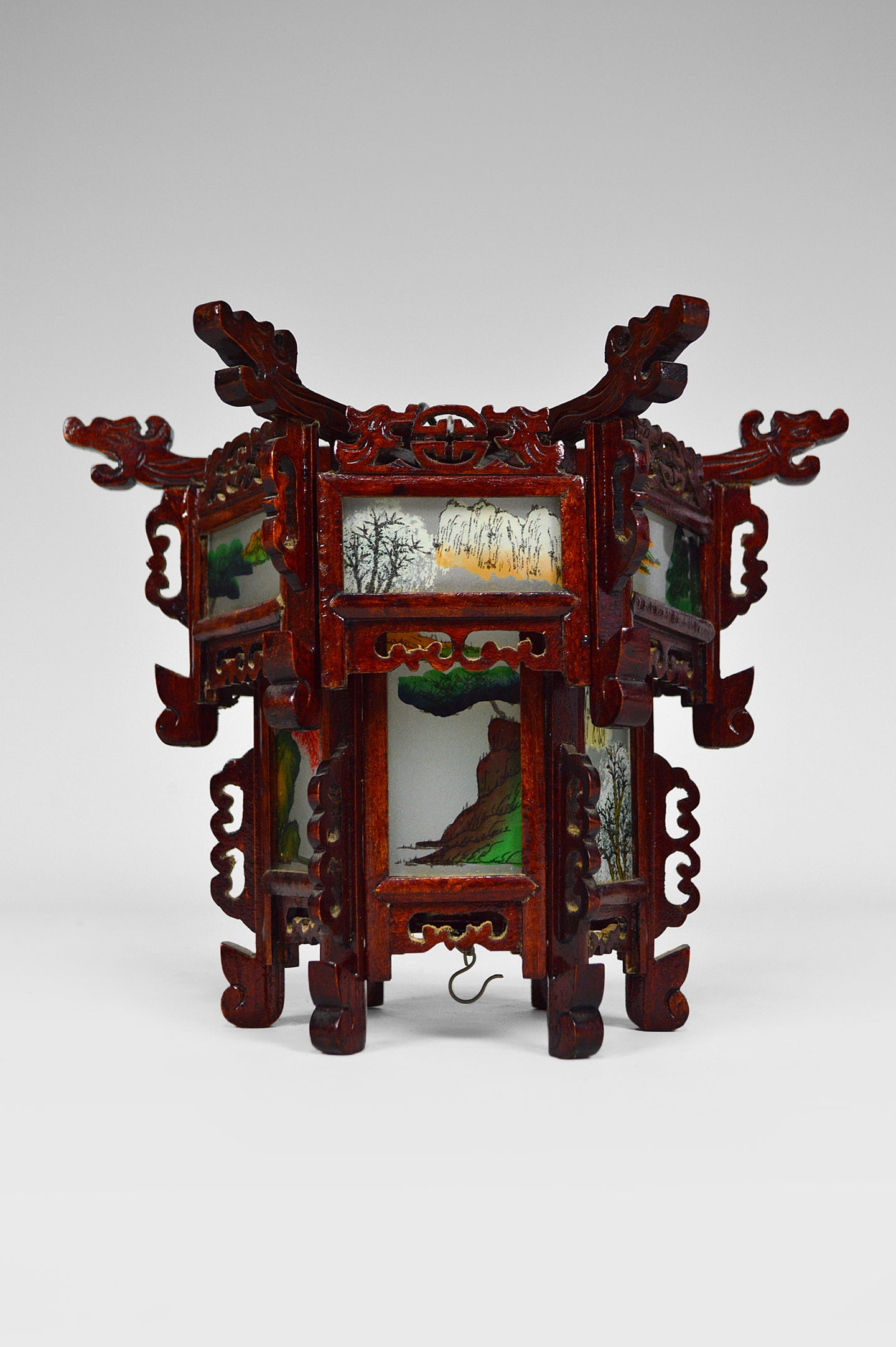 Petite lanterne asiatique en bois sculpté de dragons et panneaux de verre peints