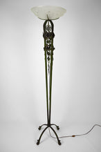 Загрузить изображение в средство просмотра галереи, Lampadaire Art Déco aux roses en fer forgé et patine verte
