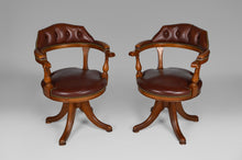 Cargar imagen en el visor de la galería, Paire de fauteuils Chesterfield pivotants en cuir
