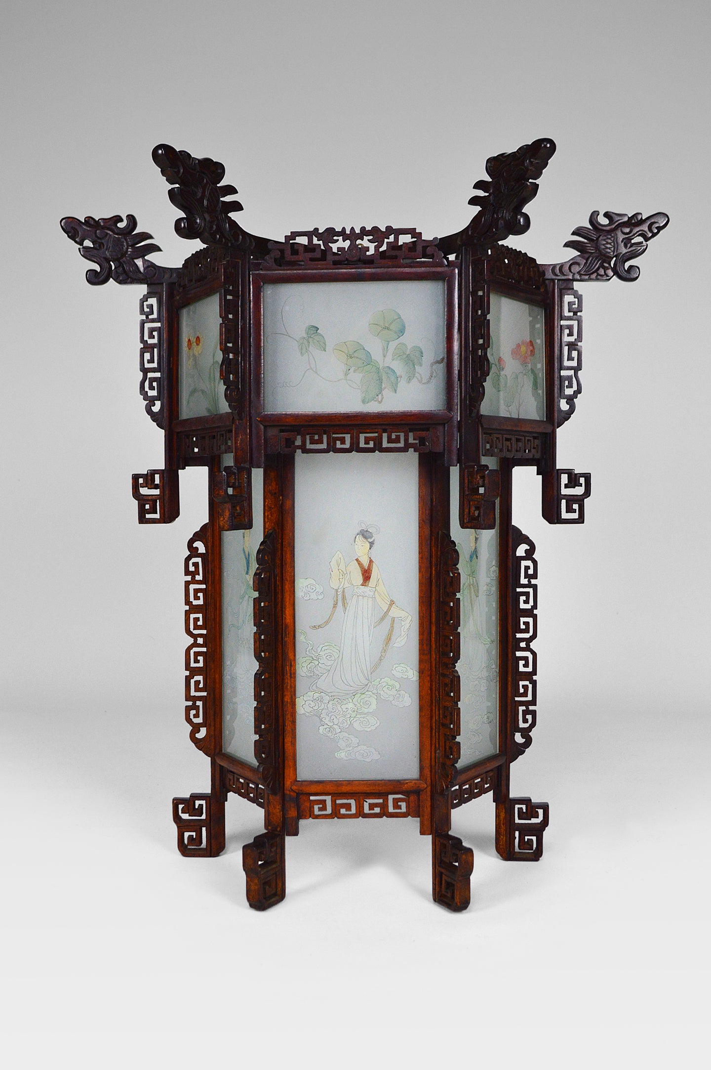 Grande lanterne asiatique en bois sculpté de dragons et panneaux de verre peints