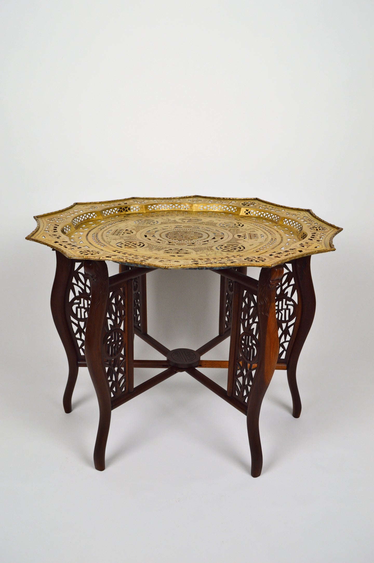 Table basse indochinoise sculptée avec plateau en laiton, 1890