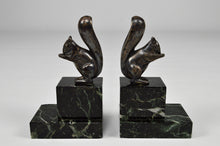 Charger l&#39;image dans la galerie, Serres livres écureuils Art Deco en bronze argenté, par Marcel Guillemard
