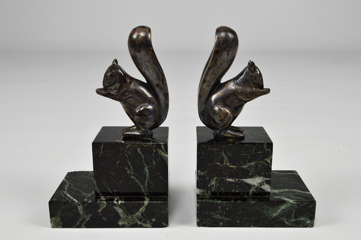 Serres livres écureuils Art Deco en bronze argenté, par Marcel Guillemard