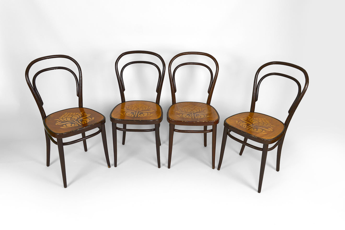 Lot de 4 Chaises Thonet en bois courbé à assises décorées