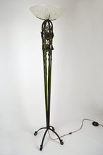 Load image into Gallery viewer, Lampadaire Art Déco aux roses en fer forgé et patine verte
