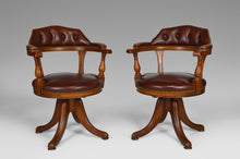Charger l&#39;image dans la galerie, Paire de fauteuils Chesterfield pivotants en cuir
