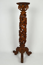 Lade das Bild in den Galerie-Viewer, Sellette haute Indochinoise en bois sculpté à thème mythologique
