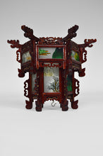 Загрузить изображение в средство просмотра галереи, Petite lanterne asiatique en bois sculpté de dragons et panneaux de verre peints
