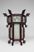 Lade das Bild in den Galerie-Viewer, Grande lanterne asiatique en bois sculpté de dragons et panneaux de verre peints
