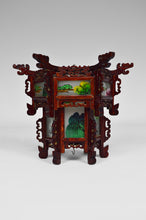 Lade das Bild in den Galerie-Viewer, Petite lanterne asiatique en bois sculpté de dragons et panneaux de verre peints
