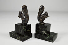 将图片加载到图库查看器，Serres livres écureuils Art Deco en bronze argenté, par Marcel Guillemard
