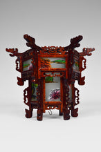 Lade das Bild in den Galerie-Viewer, Petite lanterne asiatique en bois sculpté de dragons et panneaux de verre peints
