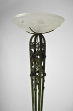 Charger l&#39;image dans la galerie, Lampadaire Art Déco aux roses en fer forgé et patine verte
