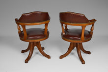 Load image into Gallery viewer, Paire de fauteuils Chesterfield pivotants en cuir
