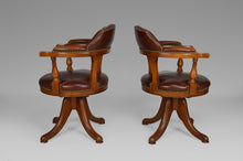 Lade das Bild in den Galerie-Viewer, Paire de fauteuils Chesterfield pivotants en cuir
