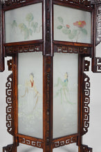 Load image into Gallery viewer, Grande lanterne asiatique en bois sculpté de dragons et panneaux de verre peints
