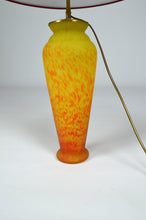 Charger l&#39;image dans la galerie, Lampe vintage en pâte de verre
