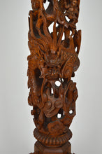 Charger l&#39;image dans la galerie, Sellette haute Indochinoise en bois sculpté à thème mythologique
