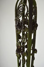 Charger l&#39;image dans la galerie, Lampadaire Art Déco aux roses en fer forgé et patine verte
