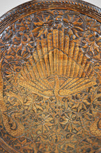 将图片加载到图库查看器，Table basse sculptée de dragons et de paons, Indonésie, vers 1920

