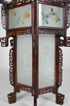Charger l&#39;image dans la galerie, Grande lanterne asiatique en bois sculpté de dragons et panneaux de verre peints
