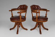 Load image into Gallery viewer, Paire de fauteuils Chesterfield pivotants en cuir
