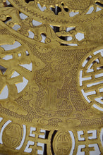 将图片加载到图库查看器，Table basse indochinoise sculptée de dragons et plateau décoré, vers 1890
