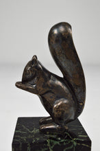 Cargar imagen en el visor de la galería, Serres livres écureuils Art Deco en bronze argenté, par Marcel Guillemard
