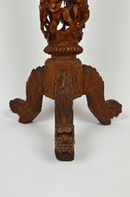 Lade das Bild in den Galerie-Viewer, Sellette haute Indochinoise en bois sculpté à thème mythologique
