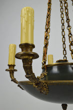 Load image into Gallery viewer, Lustre Empire en bronze, modèle aux mascarons
