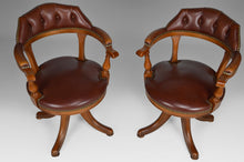 Загрузить изображение в средство просмотра галереи, Paire de fauteuils Chesterfield pivotants en cuir
