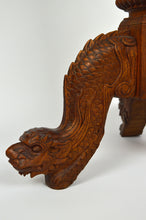 Charger l&#39;image dans la galerie, Sellette haute Indochinoise en bois sculpté à thème mythologique
