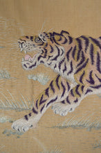 Load image into Gallery viewer, Grande tapisserie Vietnamienne au tigre, vers 1890
