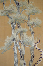 Load image into Gallery viewer, Grande tapisserie Vietnamienne au tigre, vers 1890
