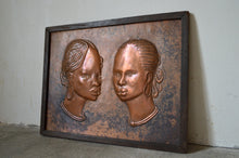 Charger l&#39;image dans la galerie, Portrait de Femmes Africaines en cuivre par Tshiasuma, 1984

