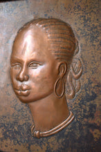 Lade das Bild in den Galerie-Viewer, Portrait de Femmes Africaines en cuivre par Tshiasuma, 1984
