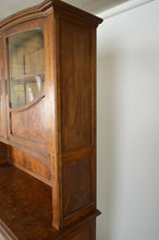 Lade das Bild in den Galerie-Viewer, Buffet Art Nouveau en chêne et loupe d&#39;orme, modèle aux coings

