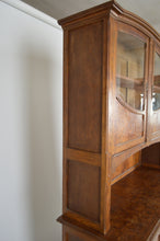 Cargar imagen en el visor de la galería, Buffet Art Nouveau en chêne et loupe d&#39;orme, modèle aux coings
