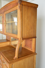 Load image into Gallery viewer, Buffet Art Nouveau en chêne et loupe, modèle au platane
