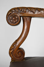 Cargar imagen en el visor de la galería, Fauteuil Louis XIII en cuir et noyer sculpté
