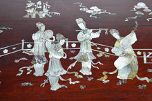 Lade das Bild in den Galerie-Viewer, Importante Salle à Manger Asiatique en bois marqueté de nacre, milieu XXe
