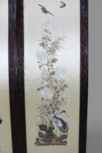 Cargar imagen en el visor de la galería, Paravent asiatique en bois sculpté et tapisseries brodées, vers 1900
