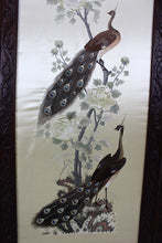 Charger l&#39;image dans la galerie, Paravent asiatique en bois sculpté et tapisseries brodées, vers 1900

