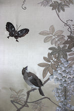 Lade das Bild in den Galerie-Viewer, Paravent asiatique en bois sculpté et tapisseries brodées, vers 1900
