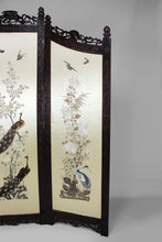 将图片加载到图库查看器，Paravent asiatique en bois sculpté et tapisseries brodées, vers 1900
