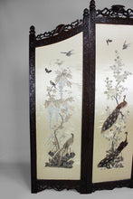 Lade das Bild in den Galerie-Viewer, Paravent asiatique en bois sculpté et tapisseries brodées, vers 1900
