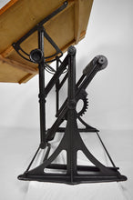 Cargar imagen en el visor de la galería, Table d&#39;architecte industrielle ajustable en fonte, circa 1900
