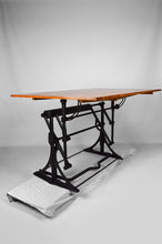 Charger l&#39;image dans la galerie, Table d&#39;architecte industrielle ajustable en fonte, circa 1900
