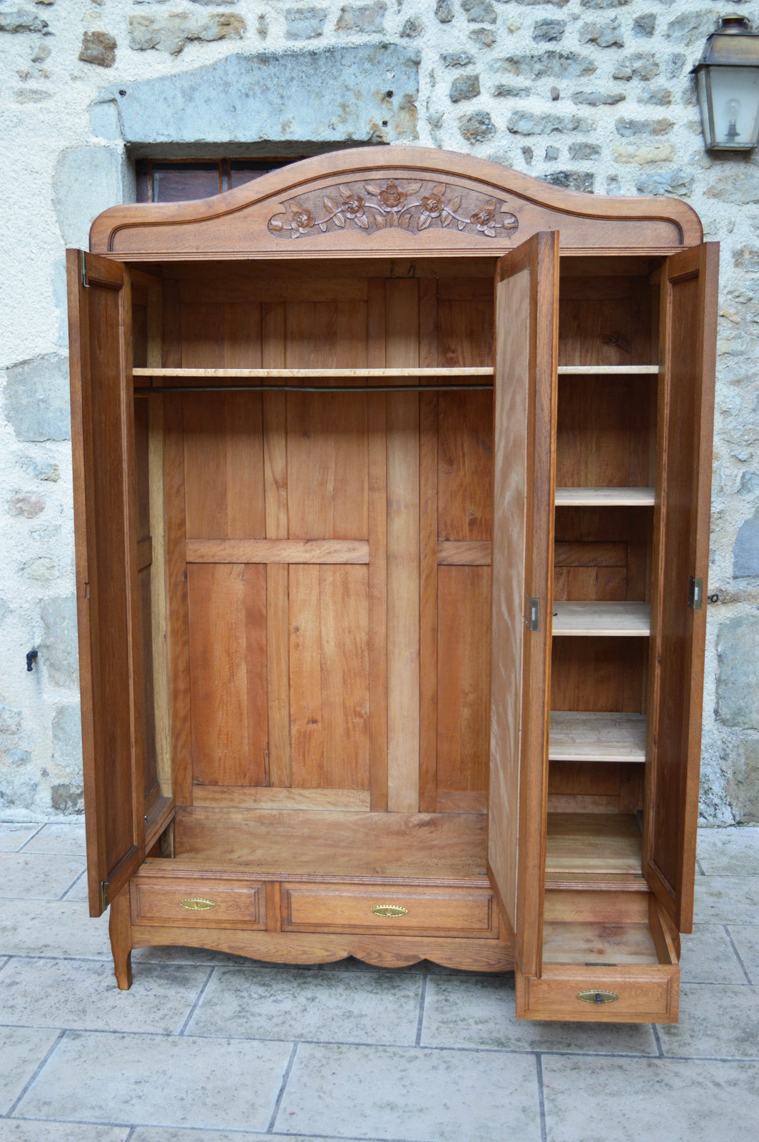 Armoire ancienne en bois massif avec miroir biseauté Canton Jura