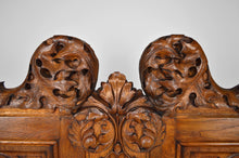 Cargar imagen en el visor de la galería, Banc-coffre Gothique d&#39;église en chêne sculpté
